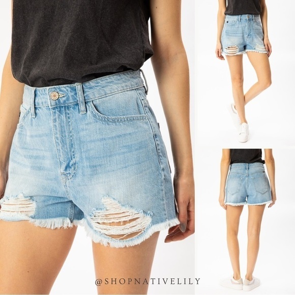 NWT KanCan Women’s High-Rise Destroyed 90s Mom Denim Shorts Size 28, Light Wash - Picture 1 of 12